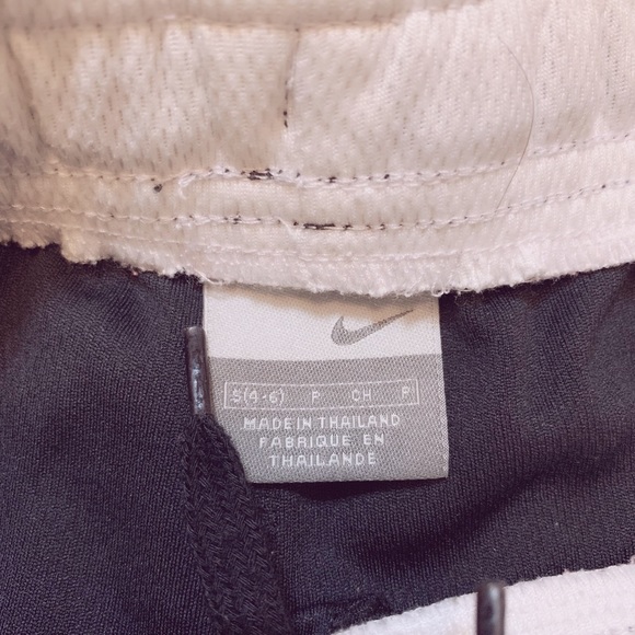 Ladies Nike shorts - Picture 2 of 2